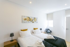 3 habitaciones, tabla de planchar con plancha y cuna de viaje 