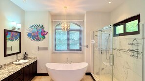 Badewanne, Haartrockner, Handtücher