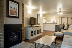 Smart TV, fireplace - Sandstone Creek Vail 2BR/2Bath with washer and dyer in room. (Vail)