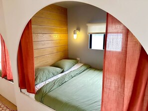 1 soverom, skrivebord, wi-fi (inkludert) og sengetøy