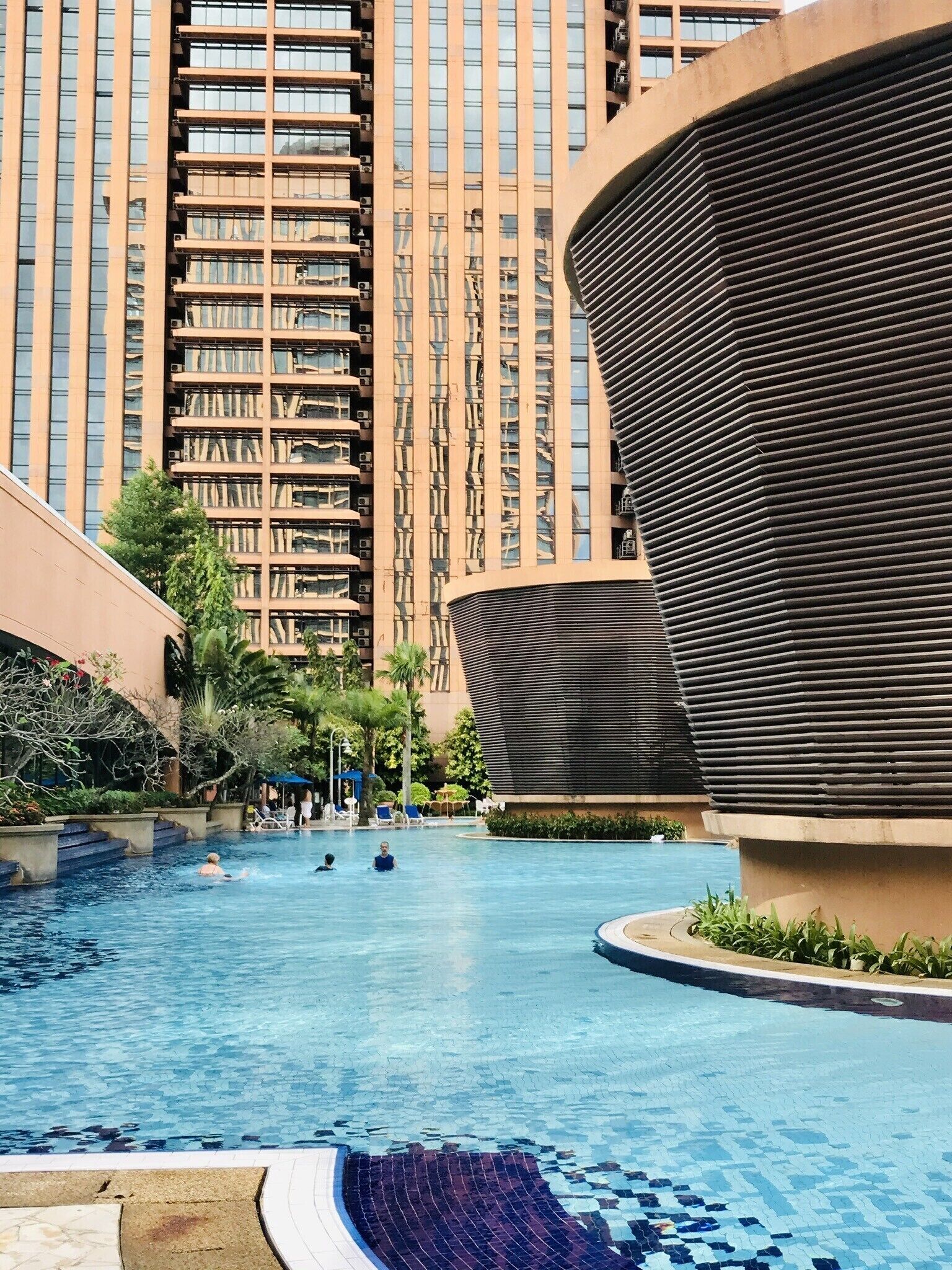 Inomhuspool och utomhuspool