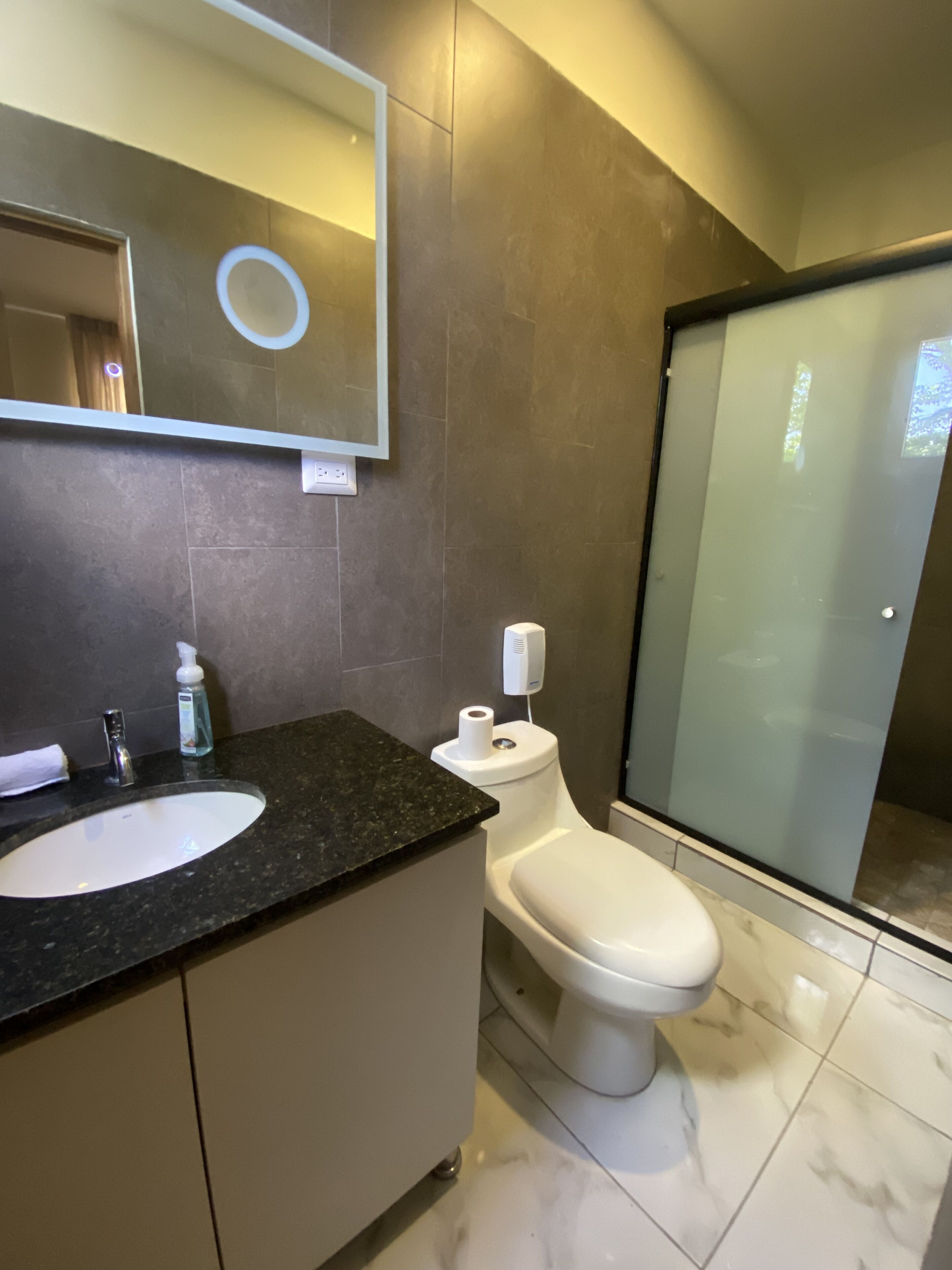 deluxe double room with balcony | bathroom | shower, towels