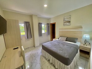 Double Room | Sengetøy av topp kvalitet, dundyner, skrivebord og blendingsgardiner