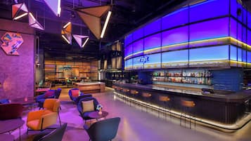 2 quầy bar/khu lounge, lounge tại sảnh, bar ở tầng thượng