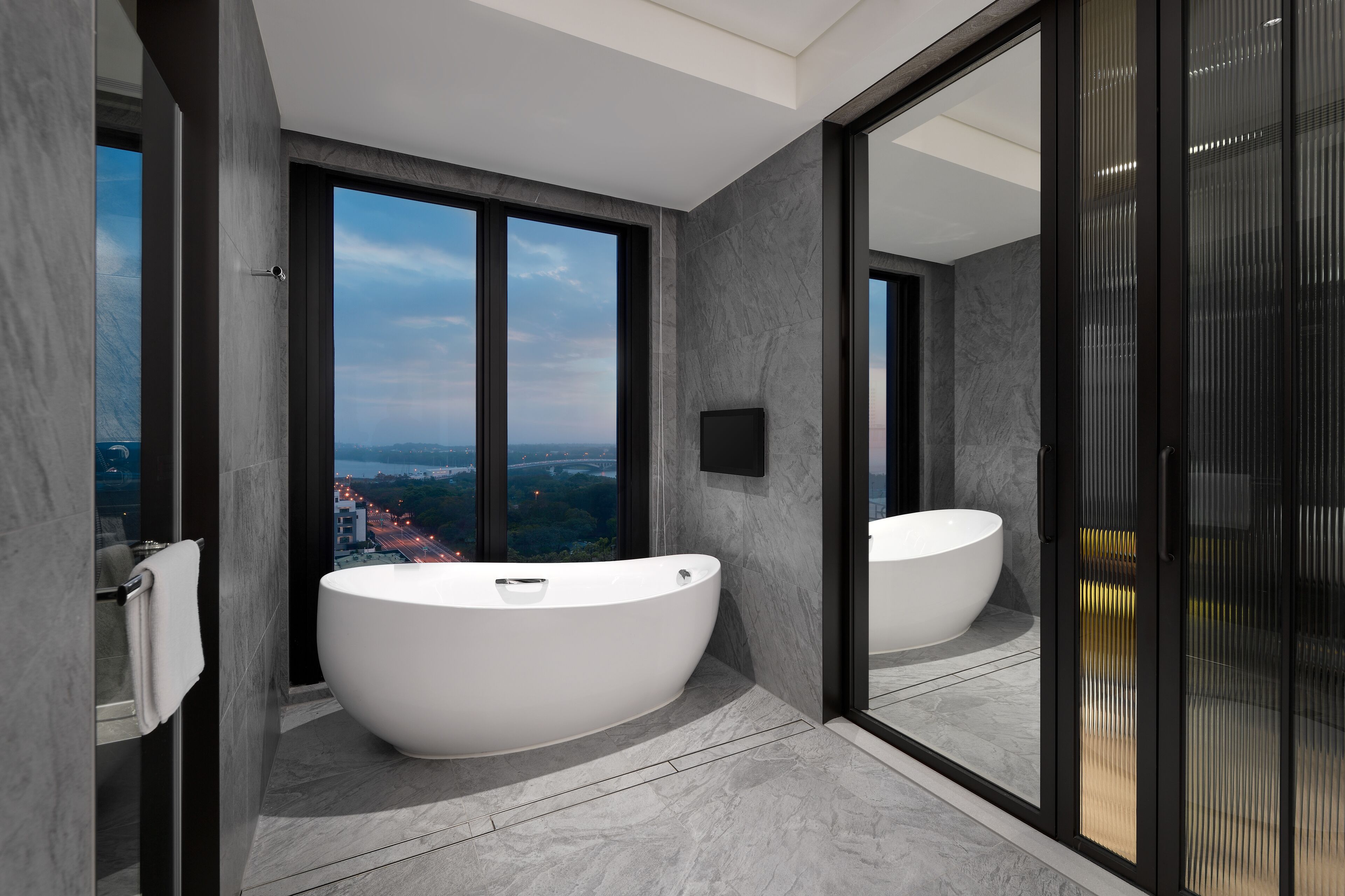 breezy, suite, 1 bedroom, non smoking, harbour view | bathroom | hair dryer, slippers, towels, shampoo