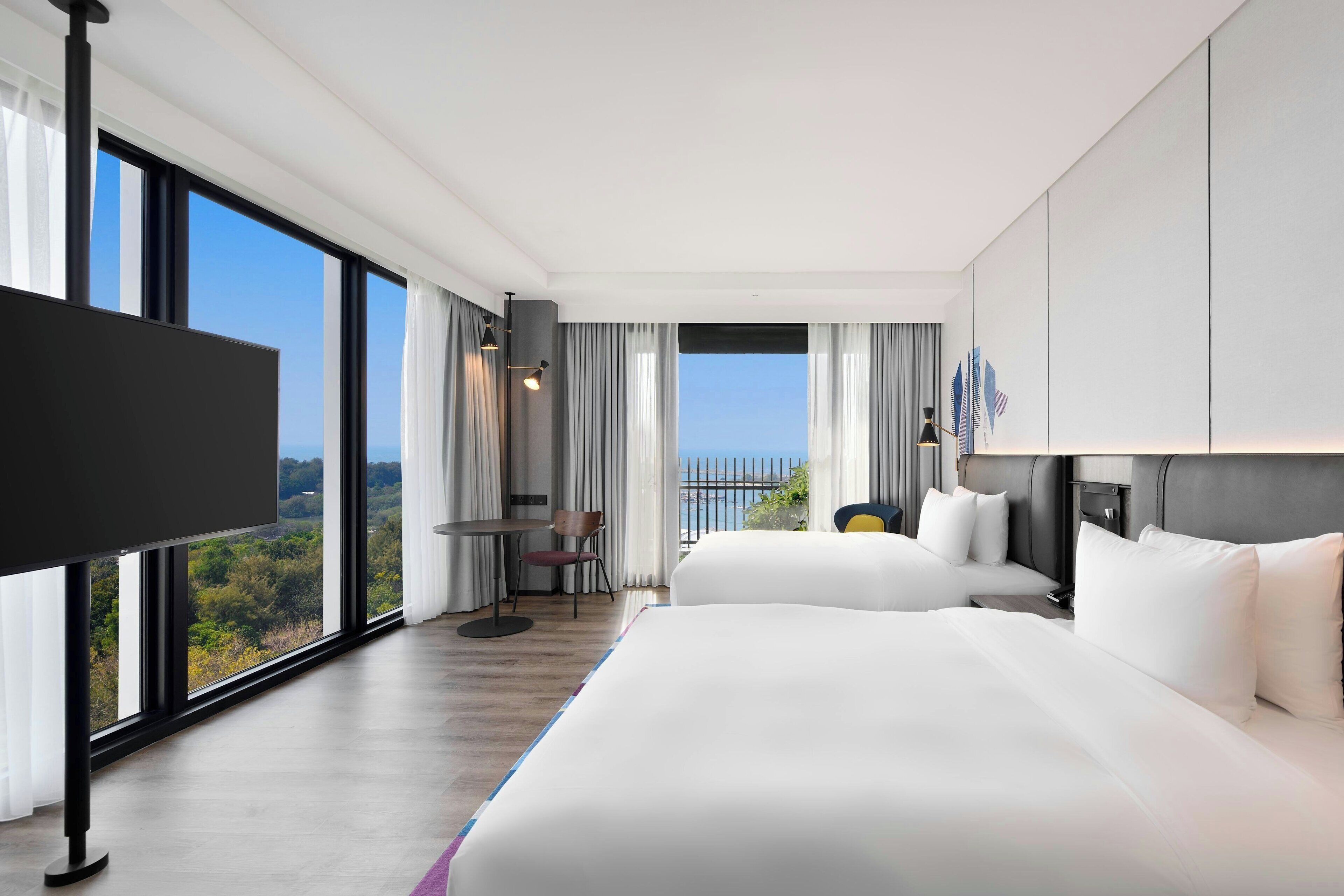 Cubrecamas, minibar, caja de seguridad en la habitación y escritorio 