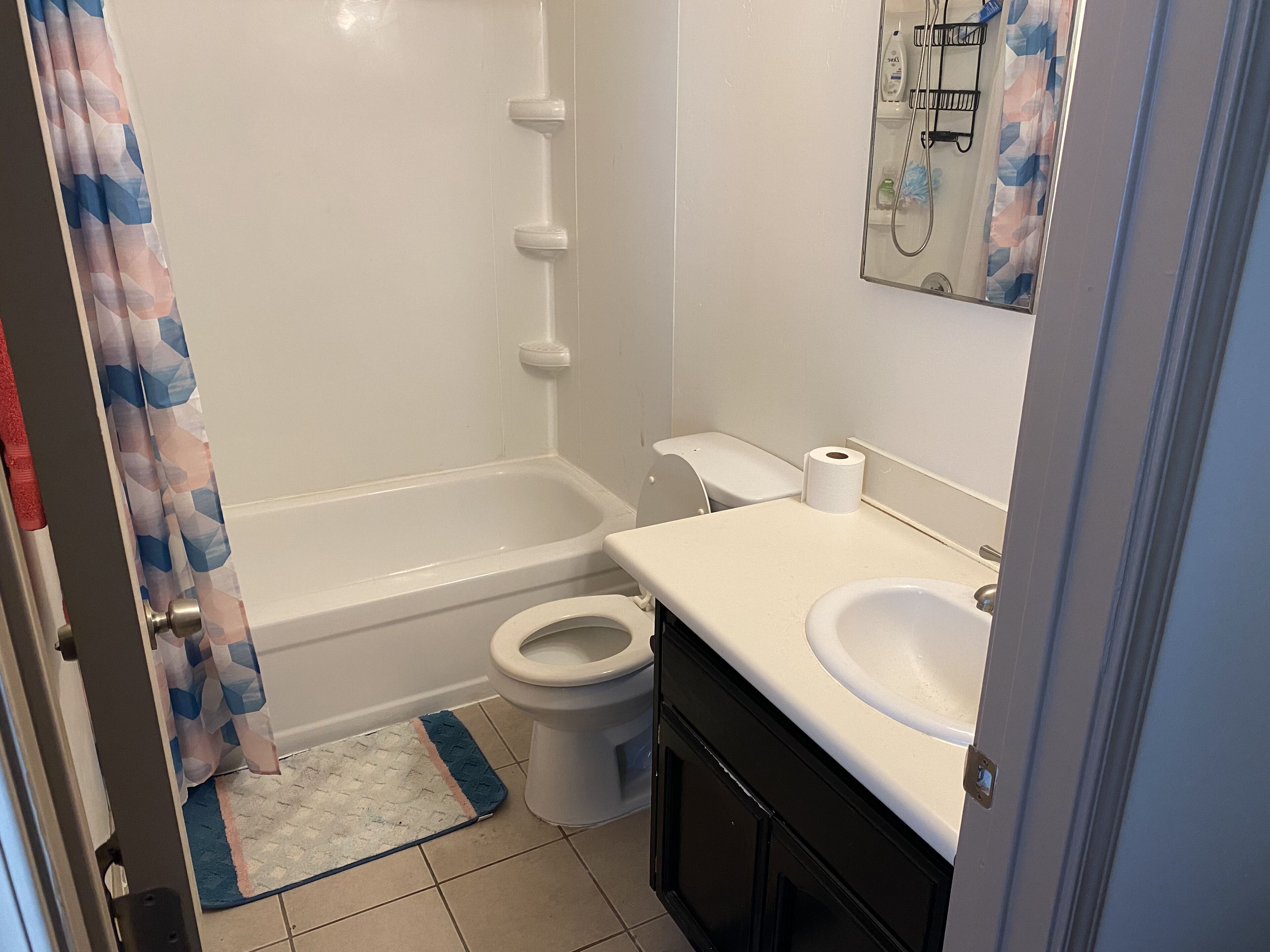 Basic Single Room, 1 Queen Bed, Non Smoking | Bathroom | Towels