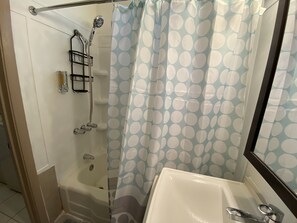 Gemeinsamer Comfort-Schlafsaal, Nichtraucher, Gemeinschaftsbad | Badezimmer | Handtücher