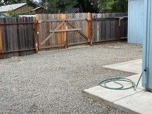 Property grounds - WHOLE Family - Barrette - Hostel (Sacramento)