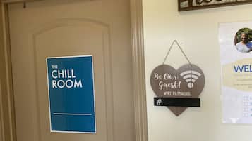 Basic Single Room, 1 Queen Bed, Non Smoking | Laptop workspace, iron/ironing board, free WiFi, bed sheets