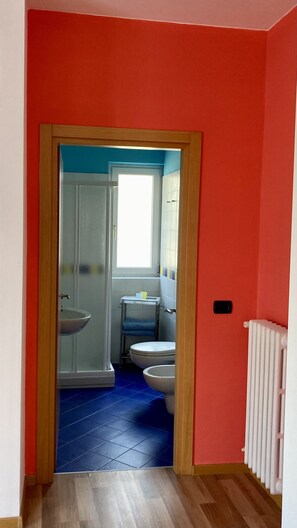 Shower, hair dryer, bidet, towels - Charming studio apartment near Cable Car and lake with parking and balcony (Malcesine)
