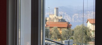 Charming studio apartment near Cable Car and lake with parking and balcony