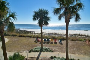 Sulla spiaggia, lettini da mare