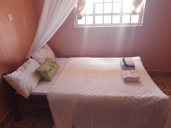 1 chambre, fer et planche à repasser, Wi-Fi gratuit, draps fournis