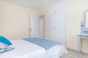 3 bedrooms, iron/ironing board, travel cot, bed sheets