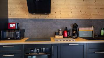 Een koelkast, een microgolfoven, een oven, een kookplaat