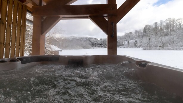 A hot tub with a view of a snowy landscape. - Les Jardins du Herisson 4 (BONLIEU)