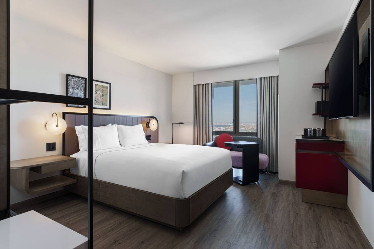 Room, 1 Queen Bed (Mobility/Hearing Access, Transf Shwr) | Hypo-allergenic bedding available, down comforters, in-room safe