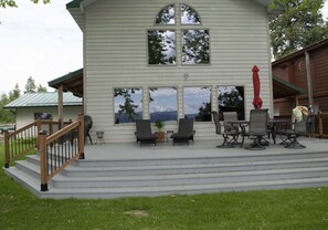 Outdoor dining - Lakefront home with Dock and lagoon access in Bigfork (Bigfork)