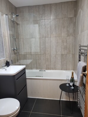 Bathtub - Spacious and Modern Town House close to The Lake District (Barrow-in-Furness)