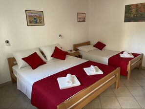 Iron/ironing board, travel crib, free WiFi, bed sheets - Studio LECA - Small house (MEDULIN)