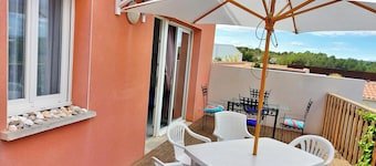 Large bright apartment, 3 bedrooms, sleeps 8 100m2