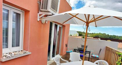 Large bright apartment, 3 bedrooms, sleeps 8 100m2