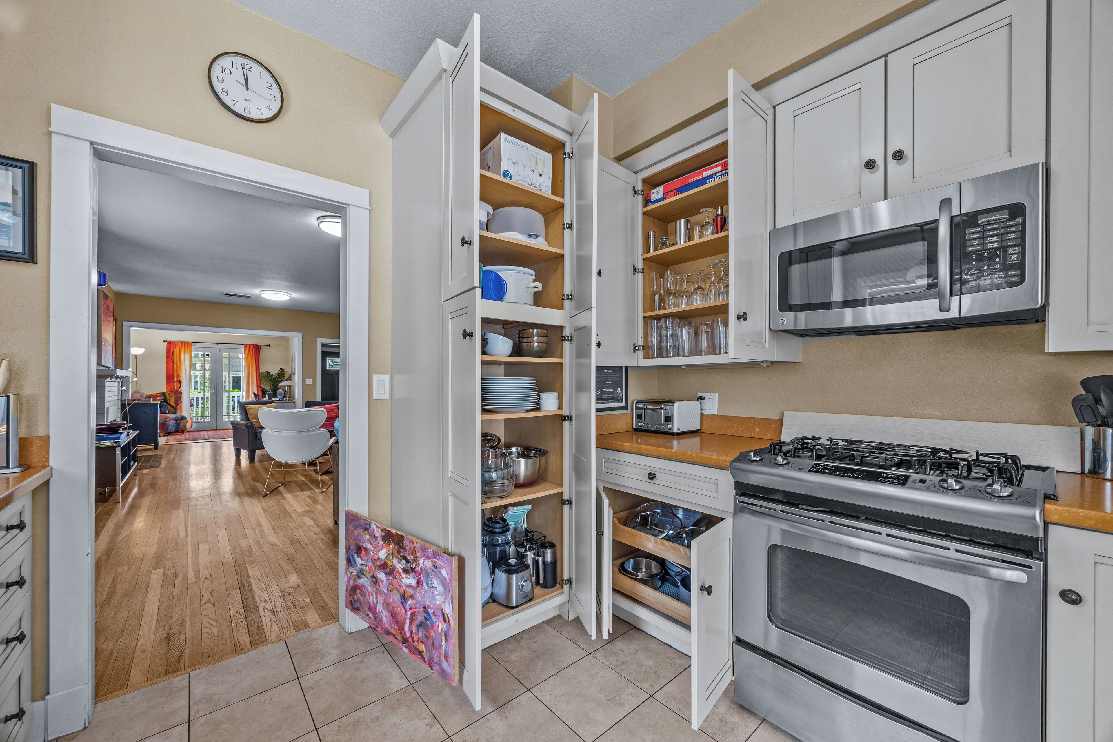 Refrigerador, microondas, horno y parrilla de estufa 