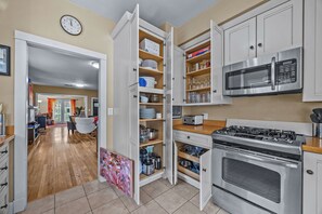 Jääkaappi, mikroaaltouuni, uuni, liesi