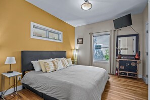 3 bedrooms, in-room safe, desk, iron/ironing board