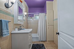 Baignoire, sèche-cheveux, serviettes fournies, savon