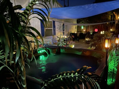 Downtown craftsman home with hot tub. 3 blocks from restaurants, shops and bars.