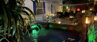 Downtown craftsman home with hot tub. 3 blocks from restaurants, shops and bars.