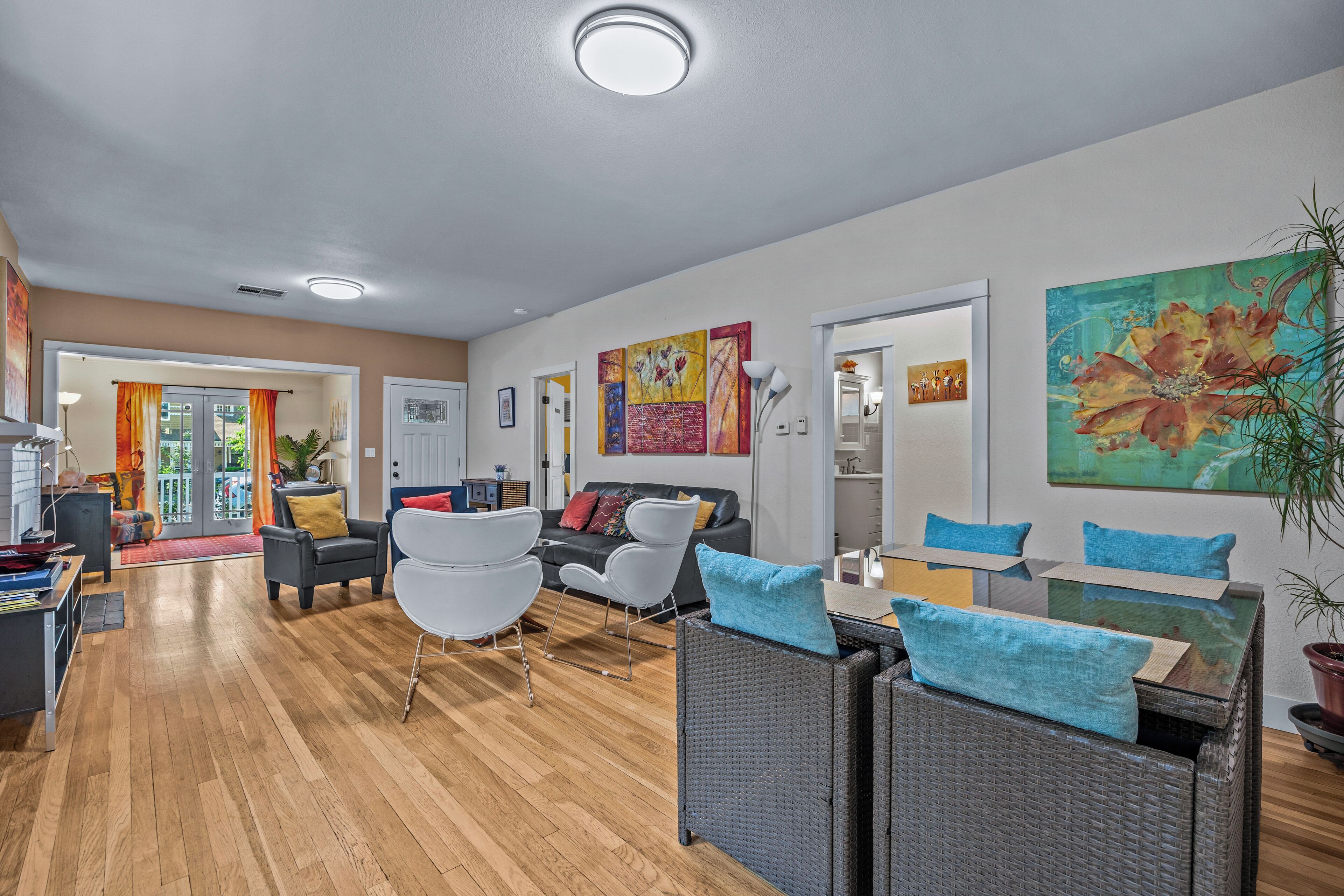 Smart TV, chimenea, reproductor de DVD y libros 