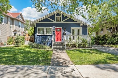 Downtown craftsman home with hot tub. 3 blocks from restaurants, shops and bars.