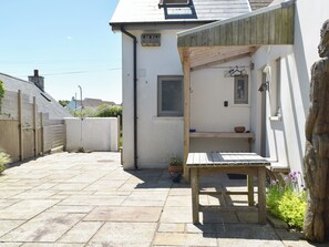 Outdoor dining - 4 bedroom accommodation in Marloes (Marloes)