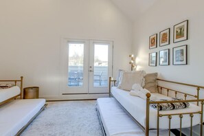 4 bedrooms, desk, iron/ironing board, WiFi