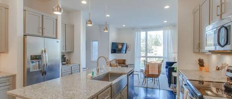 Frigorífico, microondas, horno y placa de cocina