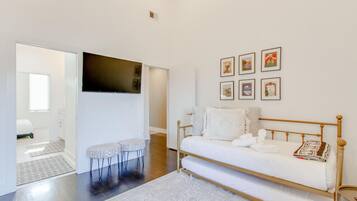 4 bedrooms, desk, iron/ironing board, WiFi