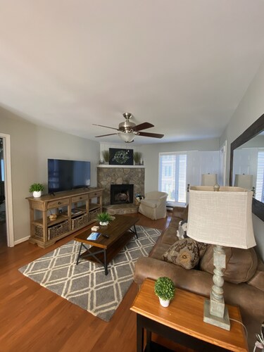 Downtown-walk to Main st Blowing Rock-2nd floor/pets<35lb/close to skiing