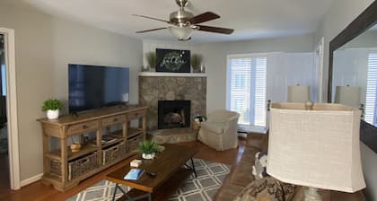 Downtown-walk to Main st Blowing Rock-2nd floor/pets<35lb/close to skiing
