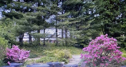 Downtown-walk to Main st Blowing Rock-2nd floor/pets<35lb/close to skiing