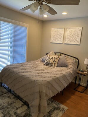 2 bedrooms, travel crib, free WiFi, bed sheets