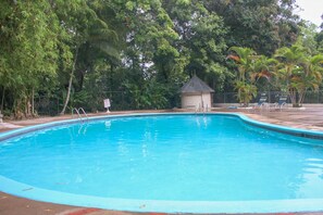 Outdoor pool - The Blue Mahoe Treehouse (St. Ann's Bay)