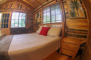 Tree House | Free WiFi - The Blue Mahoe Treehouse (St. Ann's Bay)
