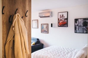 1 غرفة نوم ومكتب وتجهيزات عازلة للصوت ومكواة/لوح كي