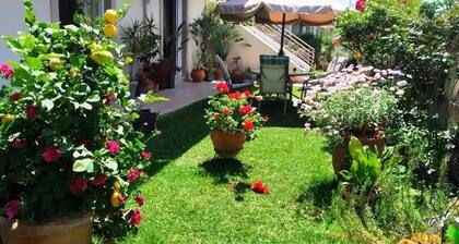 Romantic apartment in a beautiful garden just 5' from the centre