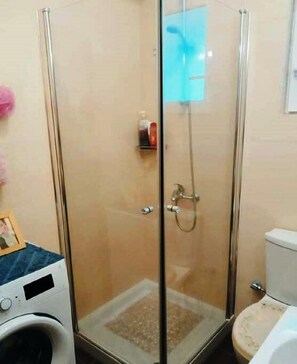 Een douche,  milieuvriendelijk toiletgerief, een haardroger, handdoeken