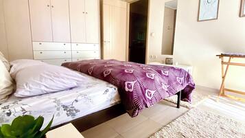 3 bedrooms, desk, iron/ironing board, free WiFi