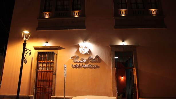 A building with a sign that reads "Hotel Boutique." - Lu De Anda (San Luis Potosi)